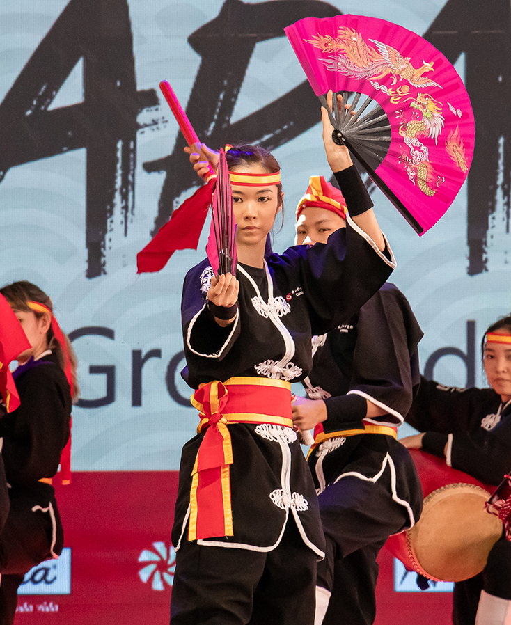 Integrante do Grupo RyuKyu Koku Matsuri Daiko de Campo Grande/MS dançando com seu Ogi (leque dobrável) no 2° Festival do Japão MS